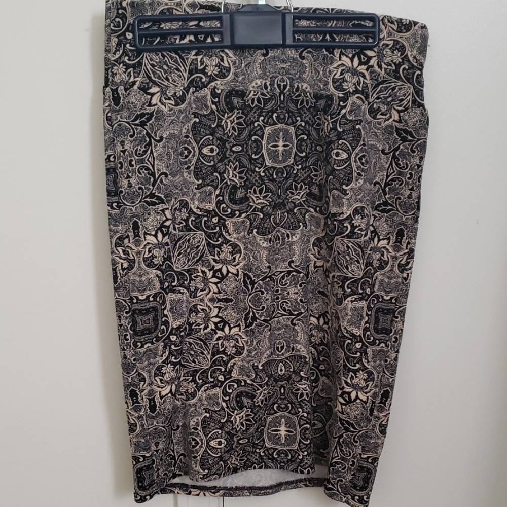 Lularoe black/cream designed Cassie skirt size M